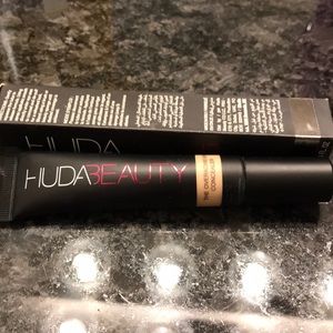 HUDA Beauty 10N Overachiever Concealer